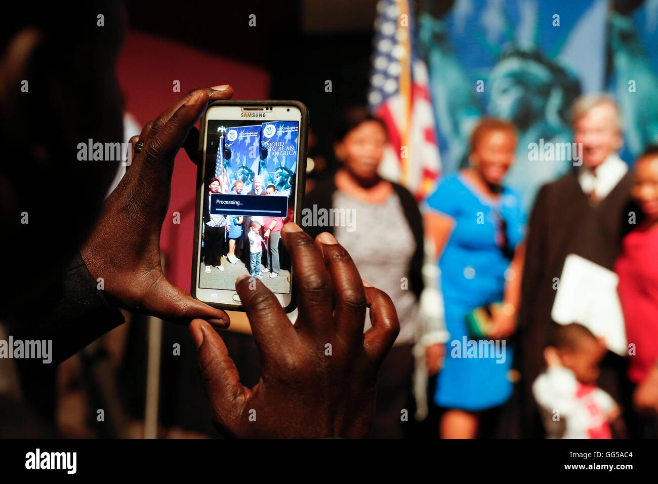 Nuovo i cittadini degli Stati Uniti e i membri della famiglia posa per una foto con il giudice dopo la cerimonia di naturalizzazione in San Antonio Texas Foto Stock