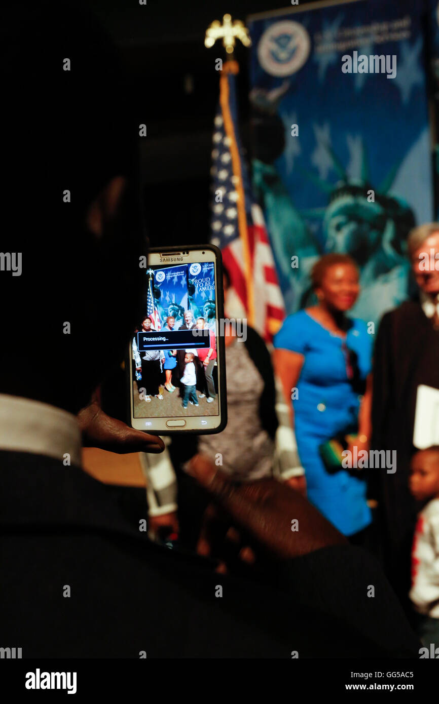 Nuovo i cittadini degli Stati Uniti e i membri della famiglia posa per una foto con il giudice dopo la cerimonia di naturalizzazione in San Antonio Texas Foto Stock