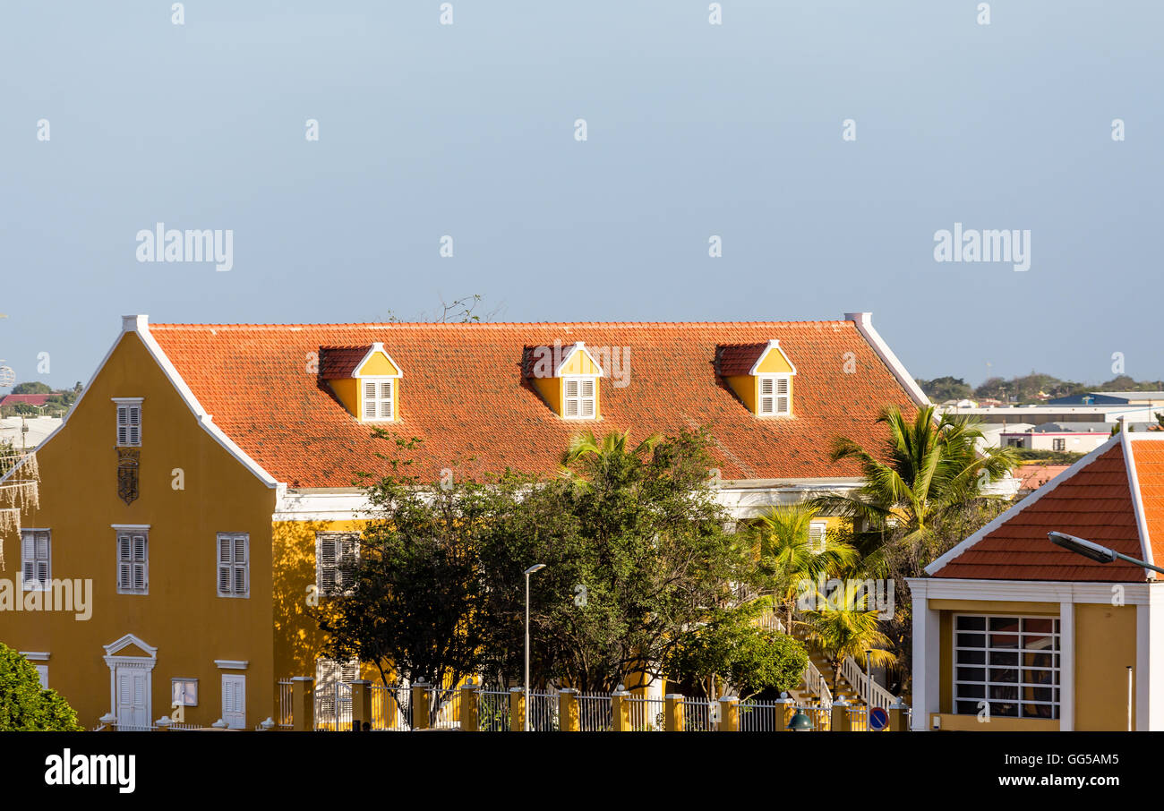 Rosso tetto di tegole su Bonaire palazzo del governo sotto il cielo blu Foto Stock