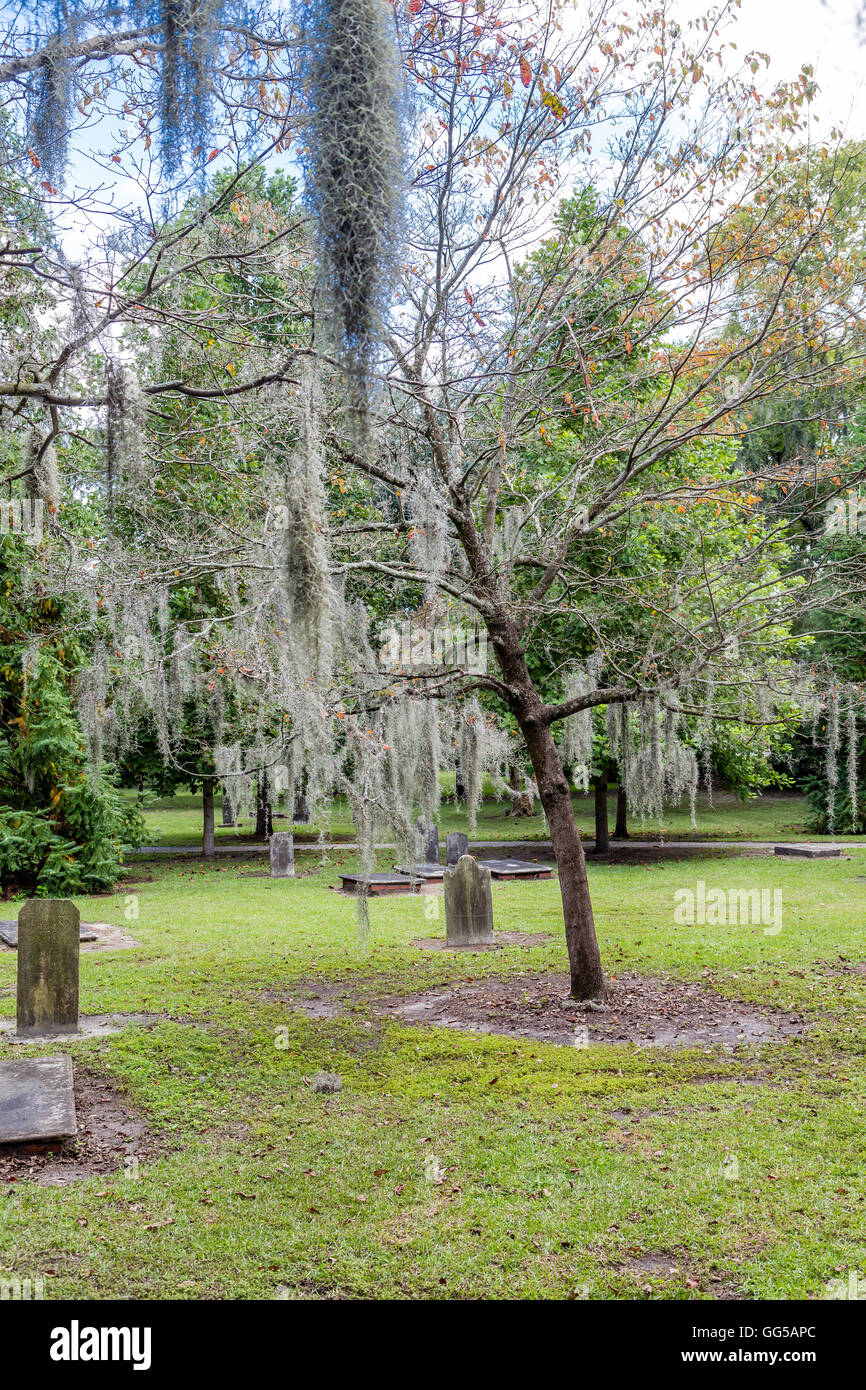 Antiche tombe in un cimitero di Savannah Foto Stock