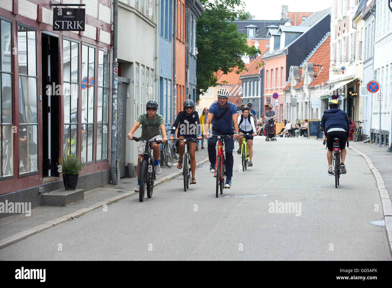 In bicicletta Famiglie in scolpita, città di Aarhus, Danimarca Foto Stock