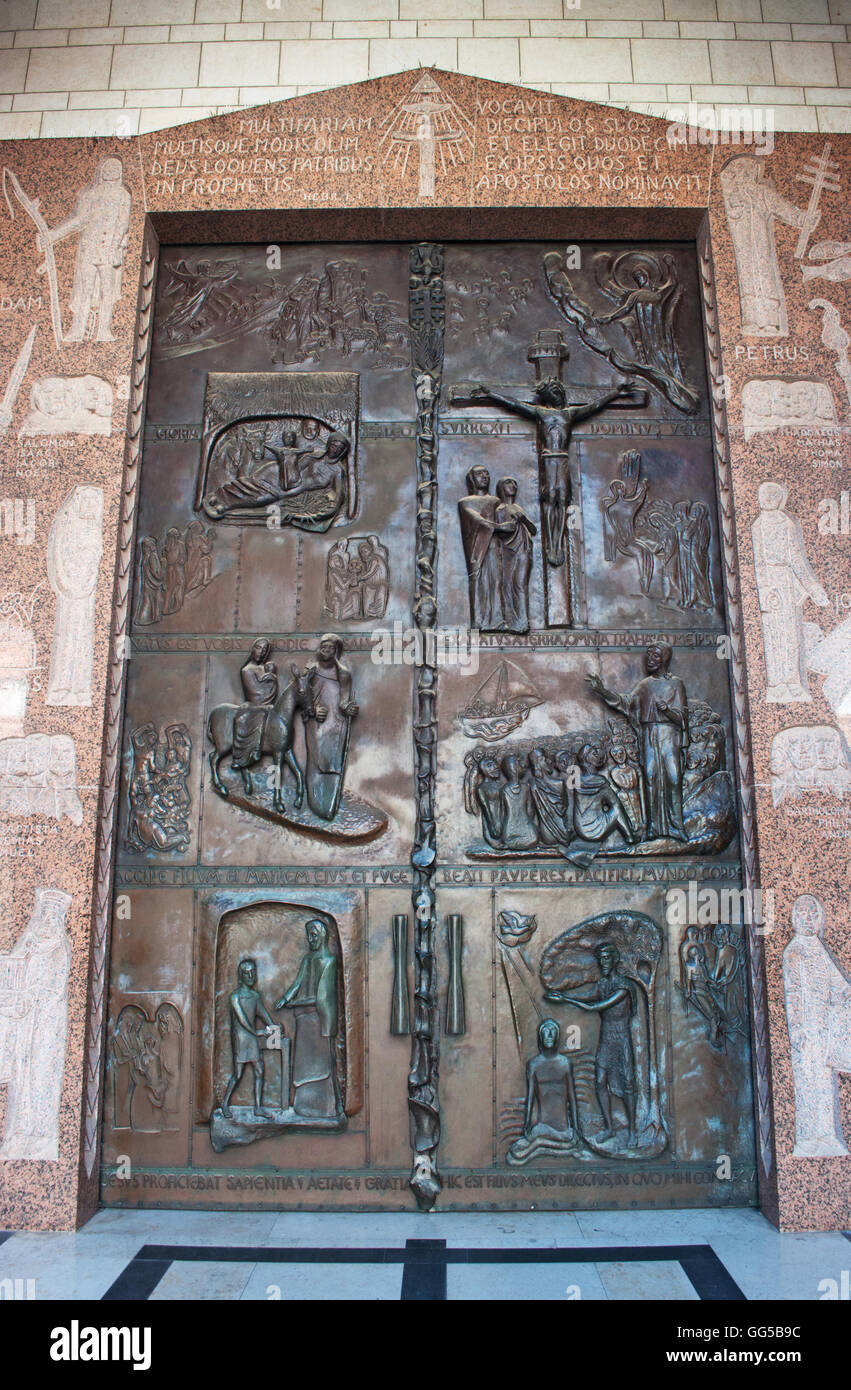 Nazareth: porta della Basilica dell'Annunciazione, la chiesa in piedi sopra il creduto luogo dove angelo Gabriele ha annunciato Gesù la nascita di Maria Foto Stock