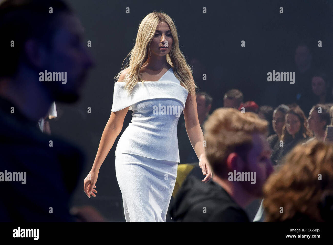 Sydney, Australia. 03 Ago, 2016. David Jones Ambasciatore Jessica Gomes vetrine disegni da Manning Cartell sulla pista di David Jones Primavera/Estate 2016 Lancio di moda presso i Fox Studios © Hugh Peterswald/Pacific Press/Alamy Live News Foto Stock