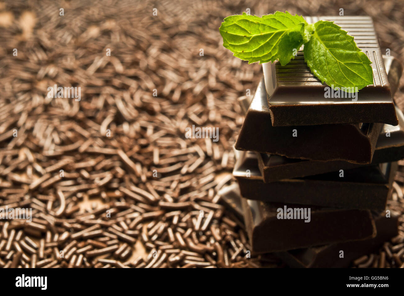 Pila di pezzi di cioccolato e foglie di menta Foto Stock