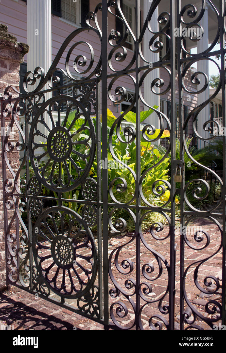 Ornati in ferro battuto cancello su un residence a Charleston, Carolina del Sud. Foto Stock