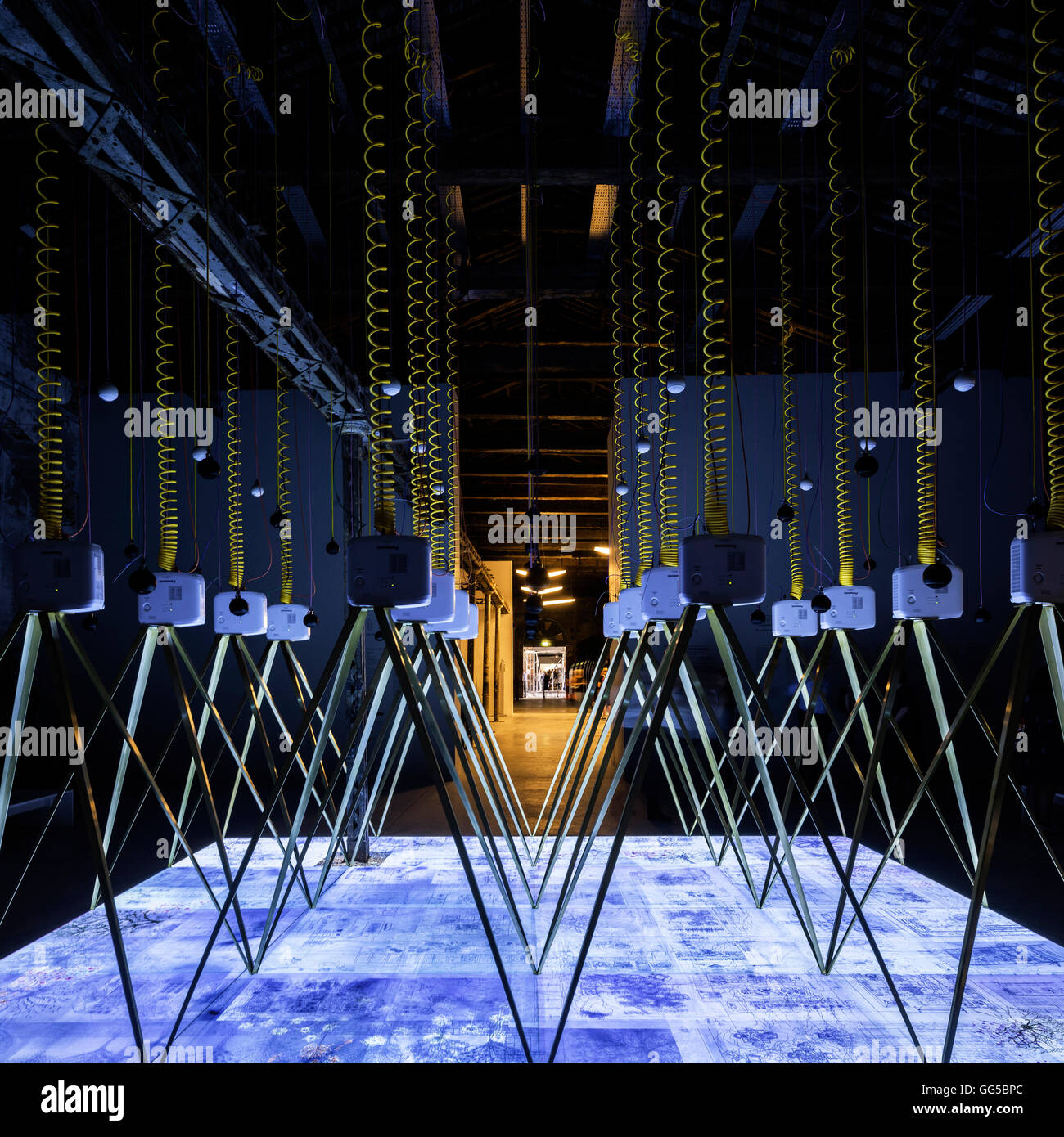 Installazione con luce blu. Irish Pavilion Biennale di Venezia "perdere me stesso", Venezia, Italia. Architetto: Niall McLaughlin e Yeoryia Manolopoulou., 2016. Foto Stock