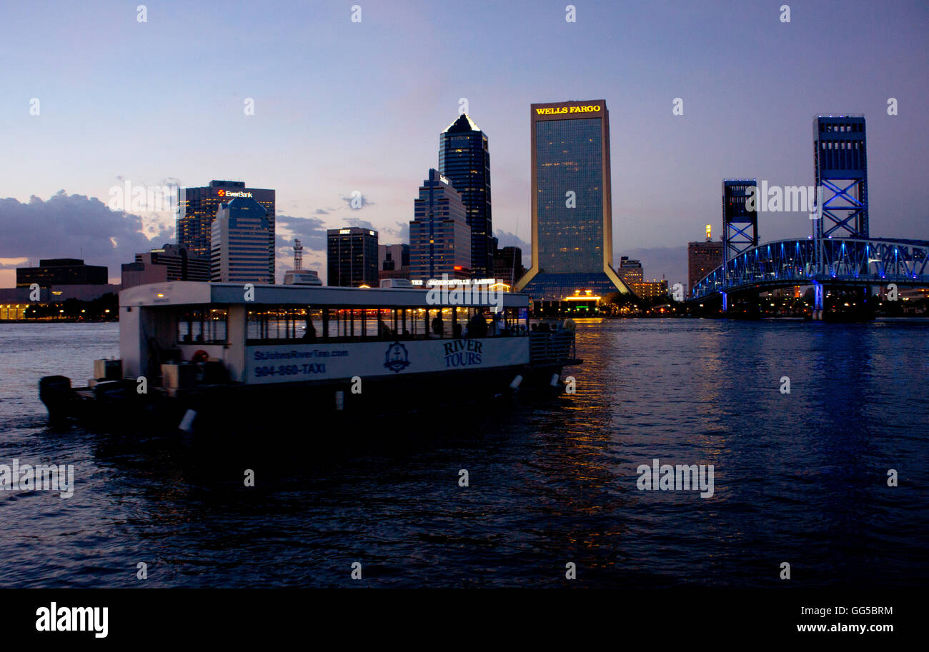 Water Taxi in partenza il dock lungo il Riverwalk, in downtown Jacksonville, Florida. Foto Stock