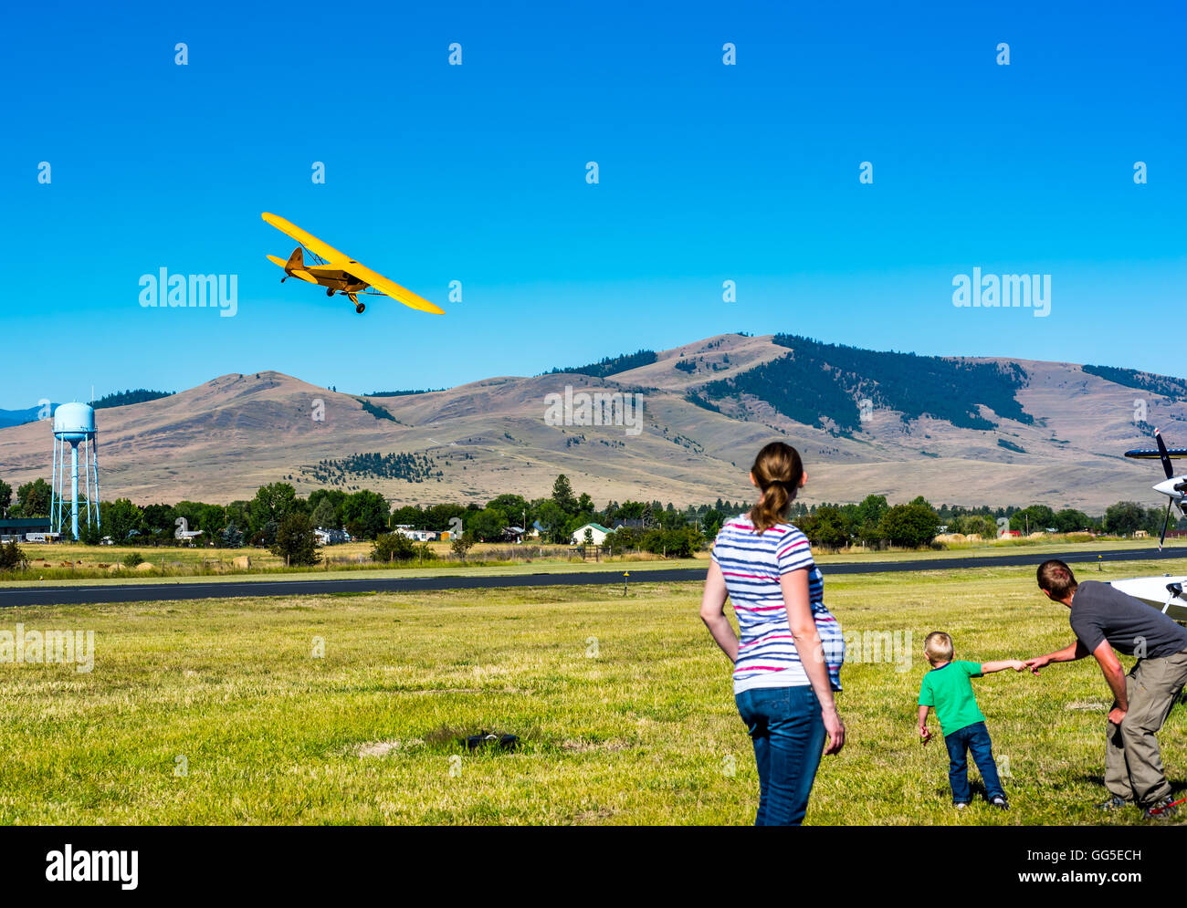 Bambino guardando il piccolo aereo in fase di decollo o battenti Foto Stock