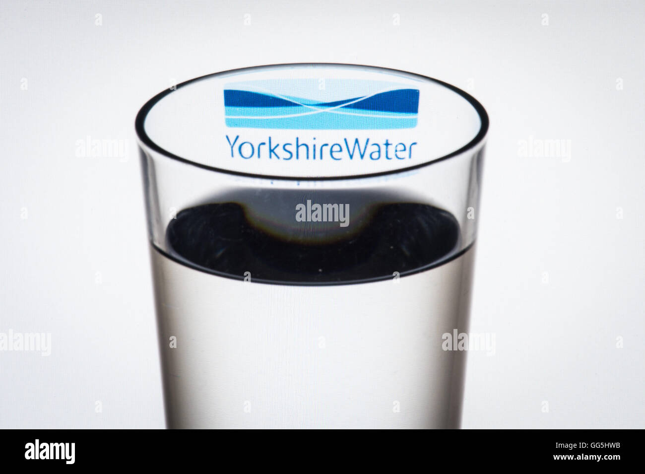 Il logo della società acqua acqua dello Yorkshire visto attraverso un bicchiere d'acqua. Foto Stock