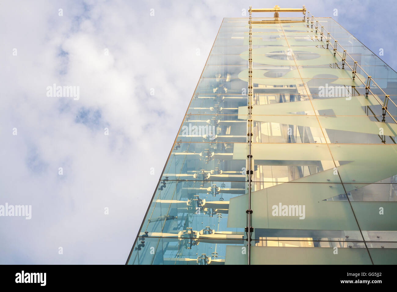 Madrid, Spagna, 11 Luglio 2016: MNCARS Museo Nazionale di Arte Reina Sofia struttura elevator, a Madrid Foto Stock