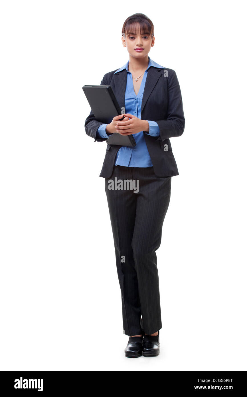 Per tutta la lunghezza della bella giovane dirigente azienda laptop su sfondo bianco Foto Stock