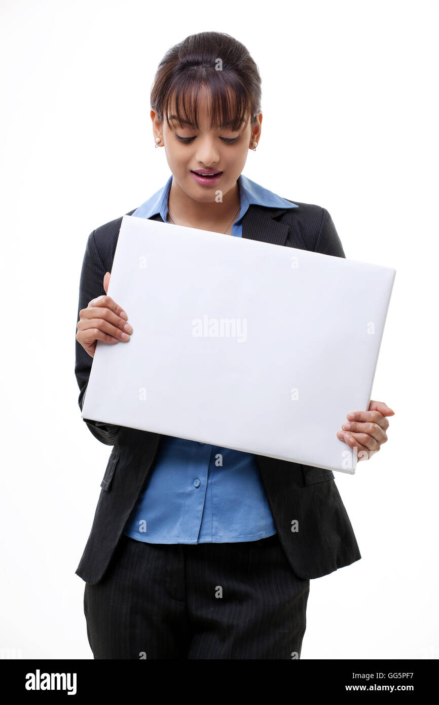 Ritratto di imprenditrice tenendo la scheda vuota su sfondo bianco Foto Stock