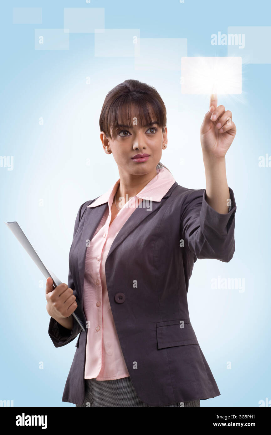Bella giovane imprenditrice utilizzando hi-tech computer monitor Foto Stock
