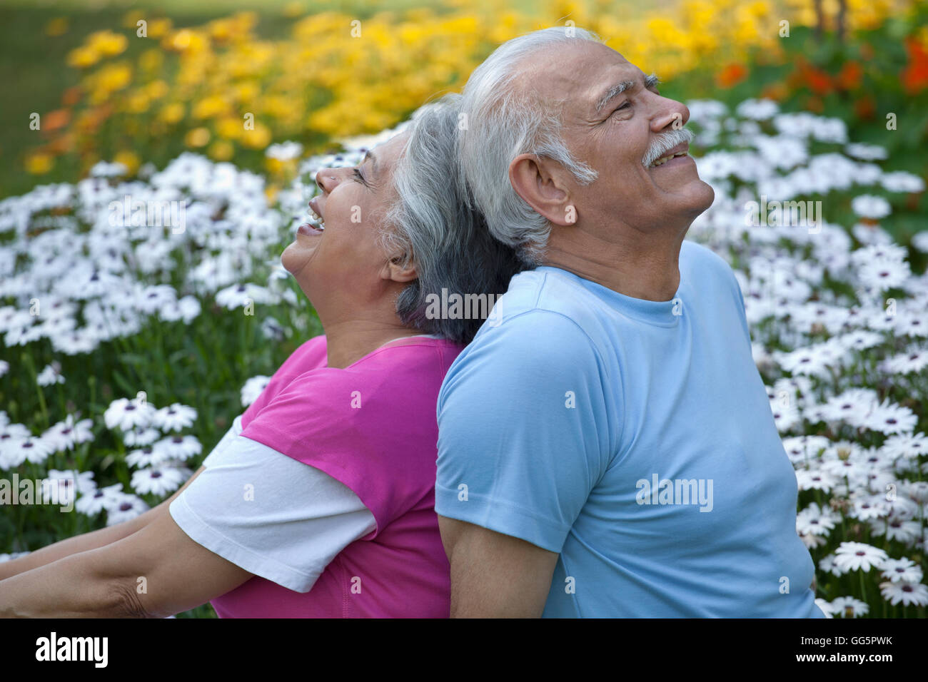 Allegro coppia di anziani in un parco Foto Stock