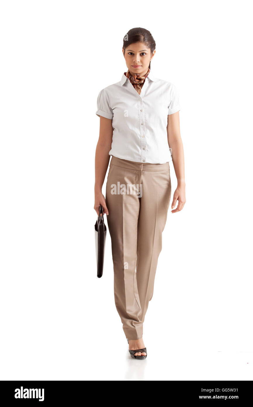 A lunghezza piena di fiduciosa imprenditrice valigetta trasporto su sfondo bianco Foto Stock