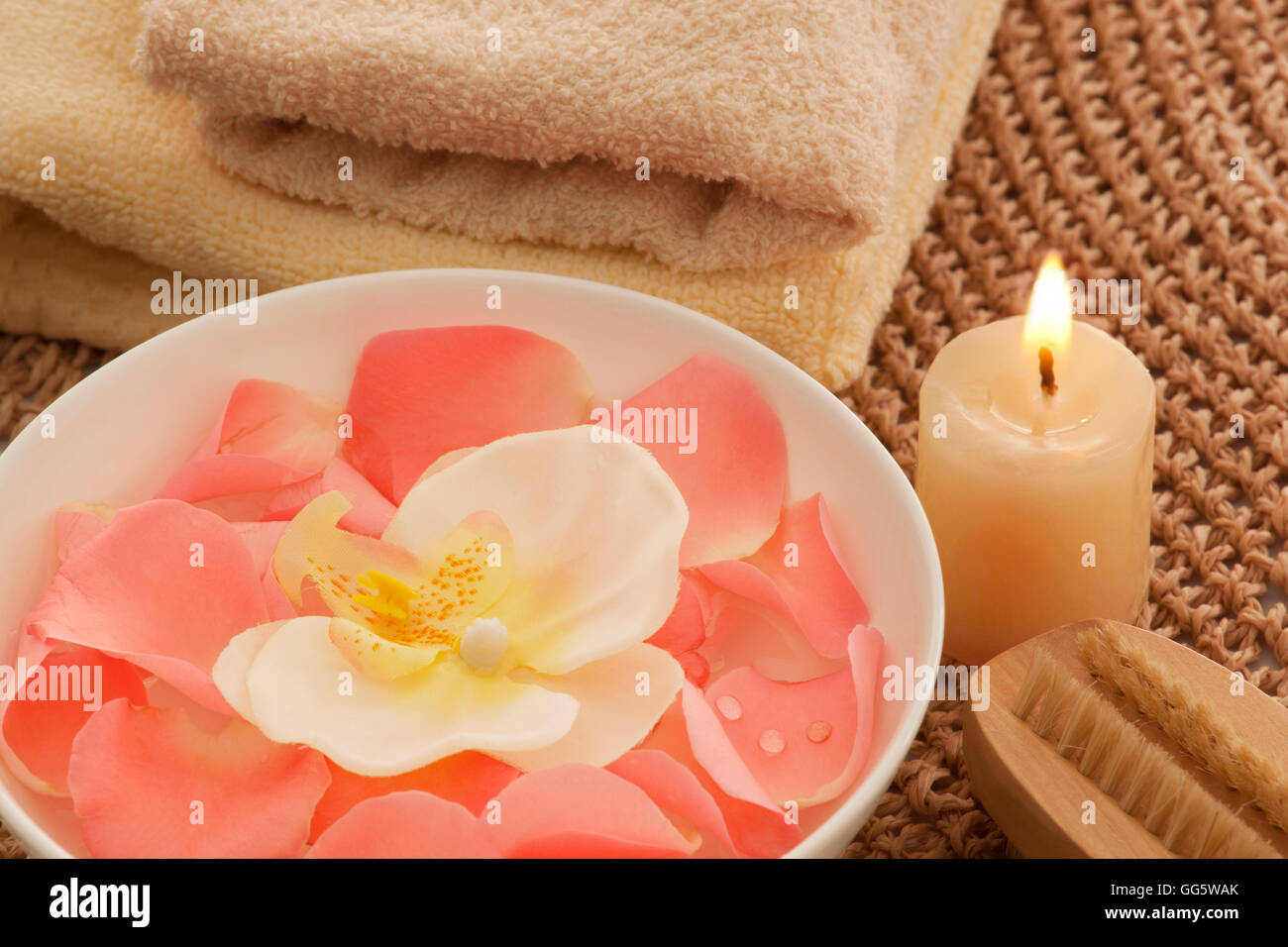 Petali di Rose e orchidee in una ciotola con Spazzola per unghie Foto Stock