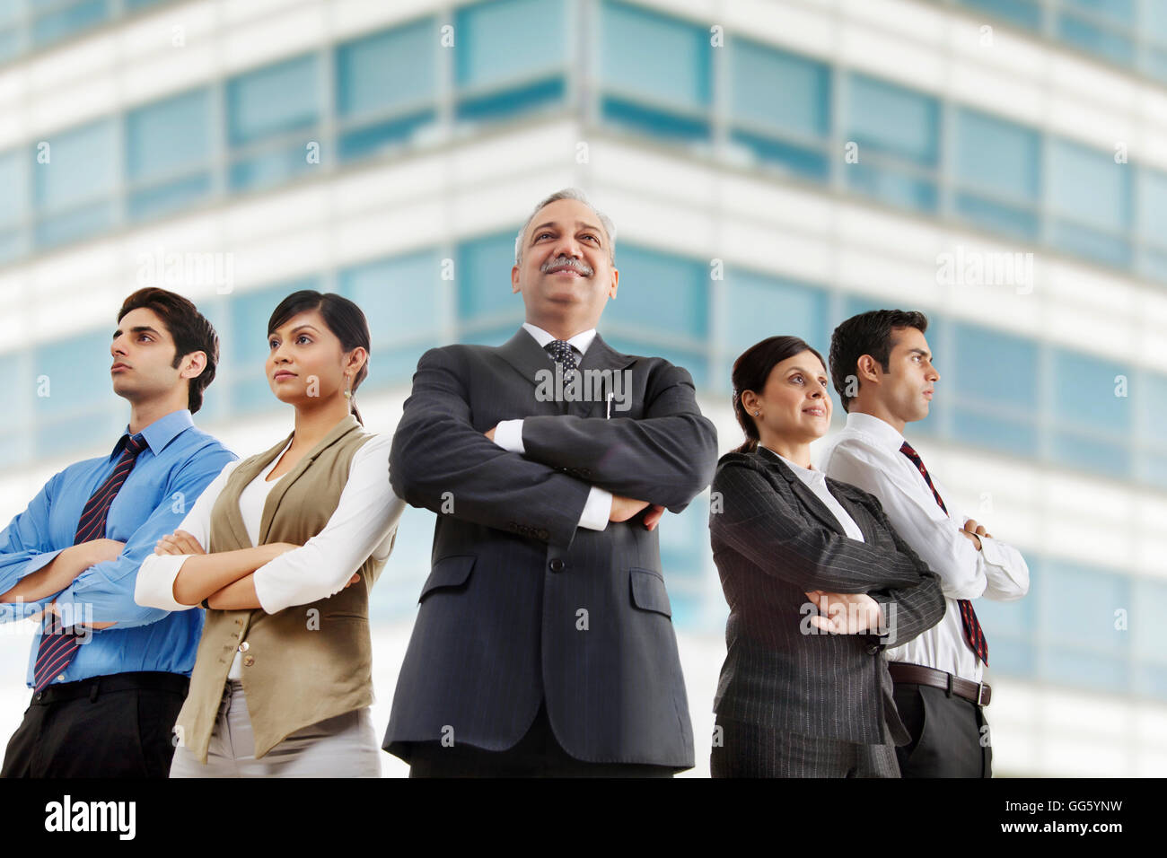 Fiducioso business group in piedi insieme all'aperto Foto Stock