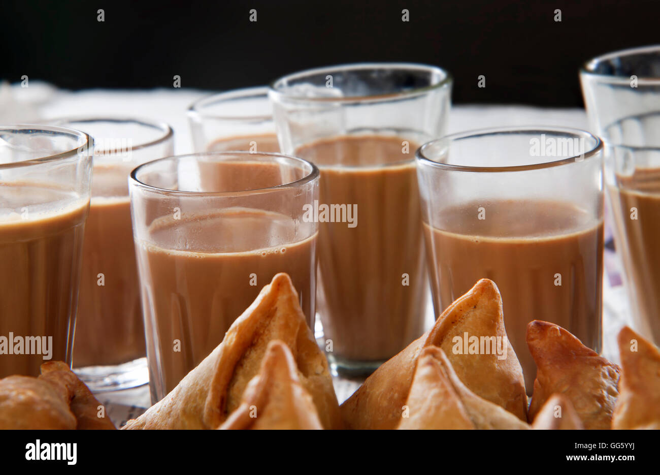 Close-up di caldo chai e samosa Foto Stock