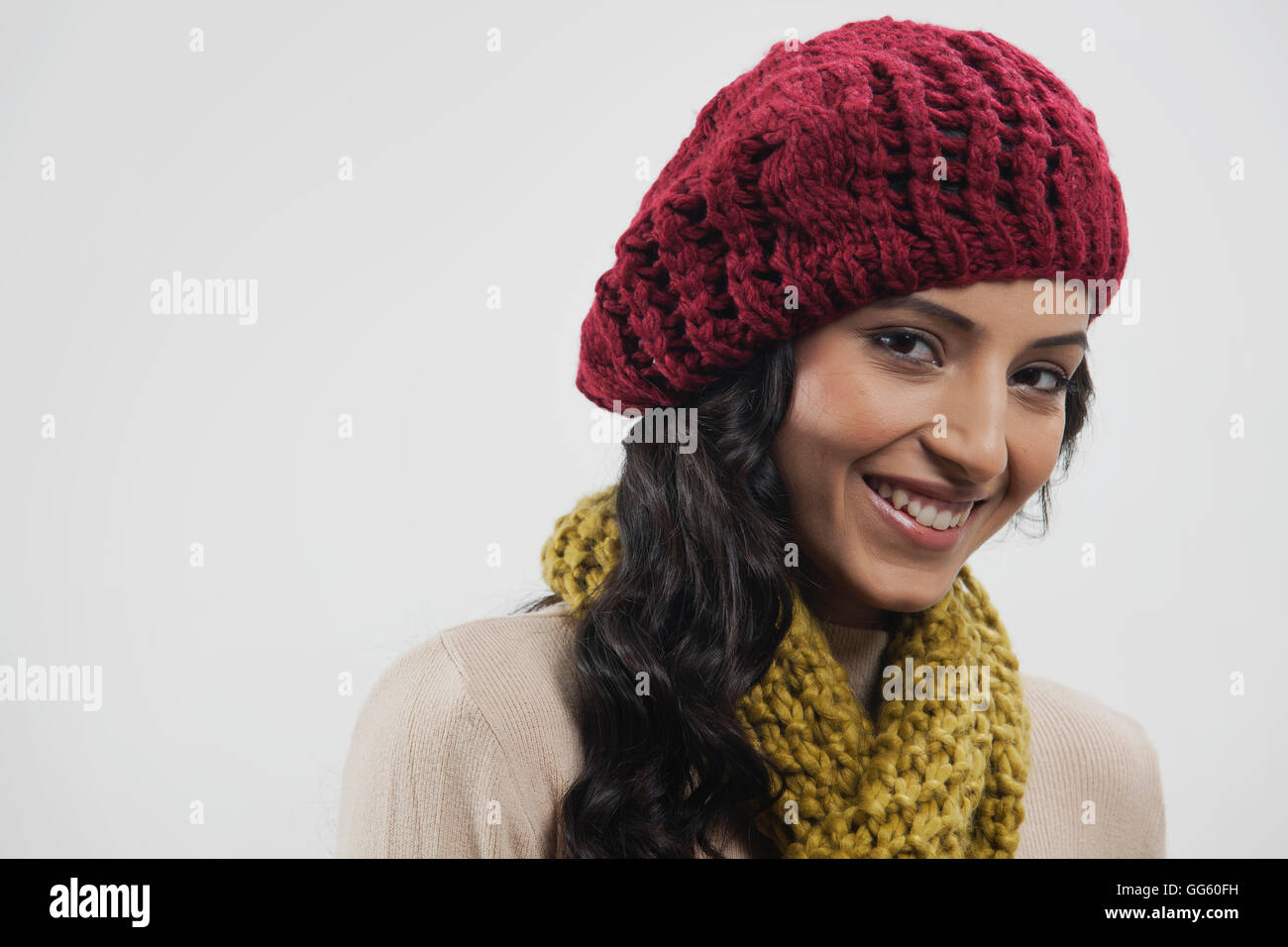 Ritratto di giovane e bella donna sorridente Foto Stock