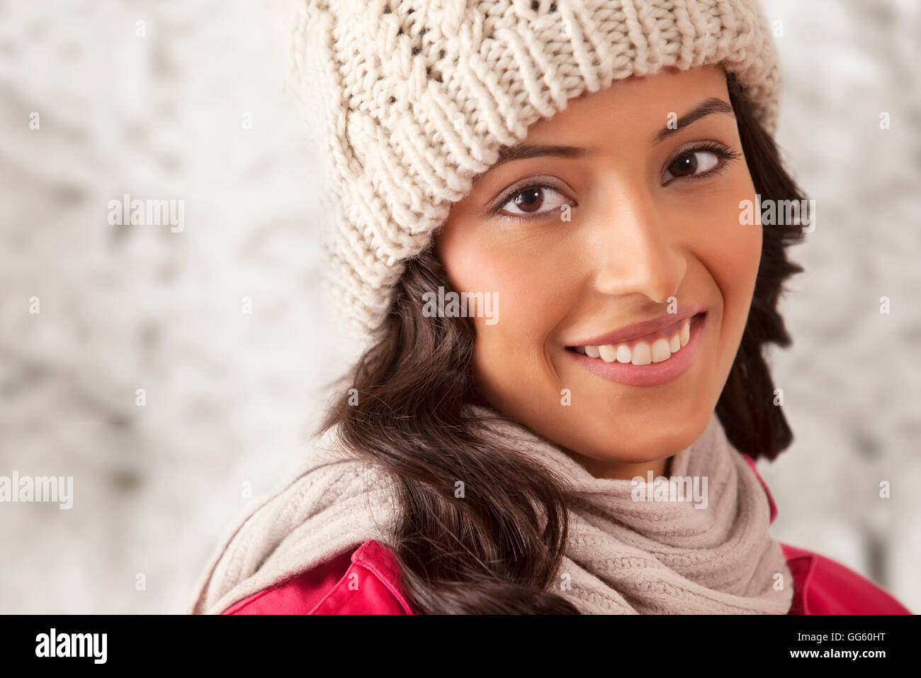 Ritratto di sorridente giovane donna Foto Stock