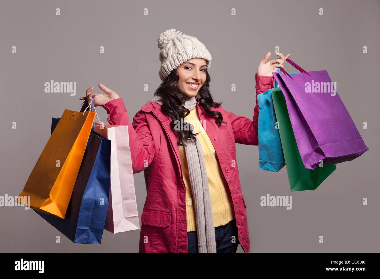Ritratto di donna azienda borse per lo shopping Foto Stock