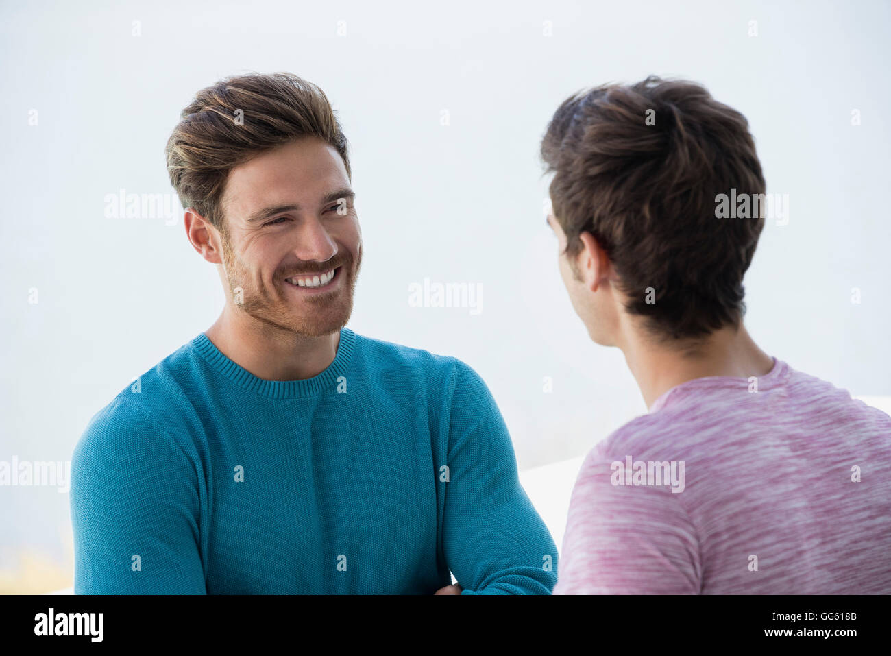 Due felici amici maschi parlando all'aperto Foto Stock