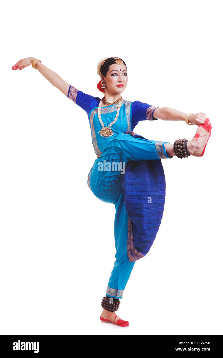 Per tutta la lunghezza della giovane donna di eseguire Bharatanatyam su sfondo bianco Foto Stock