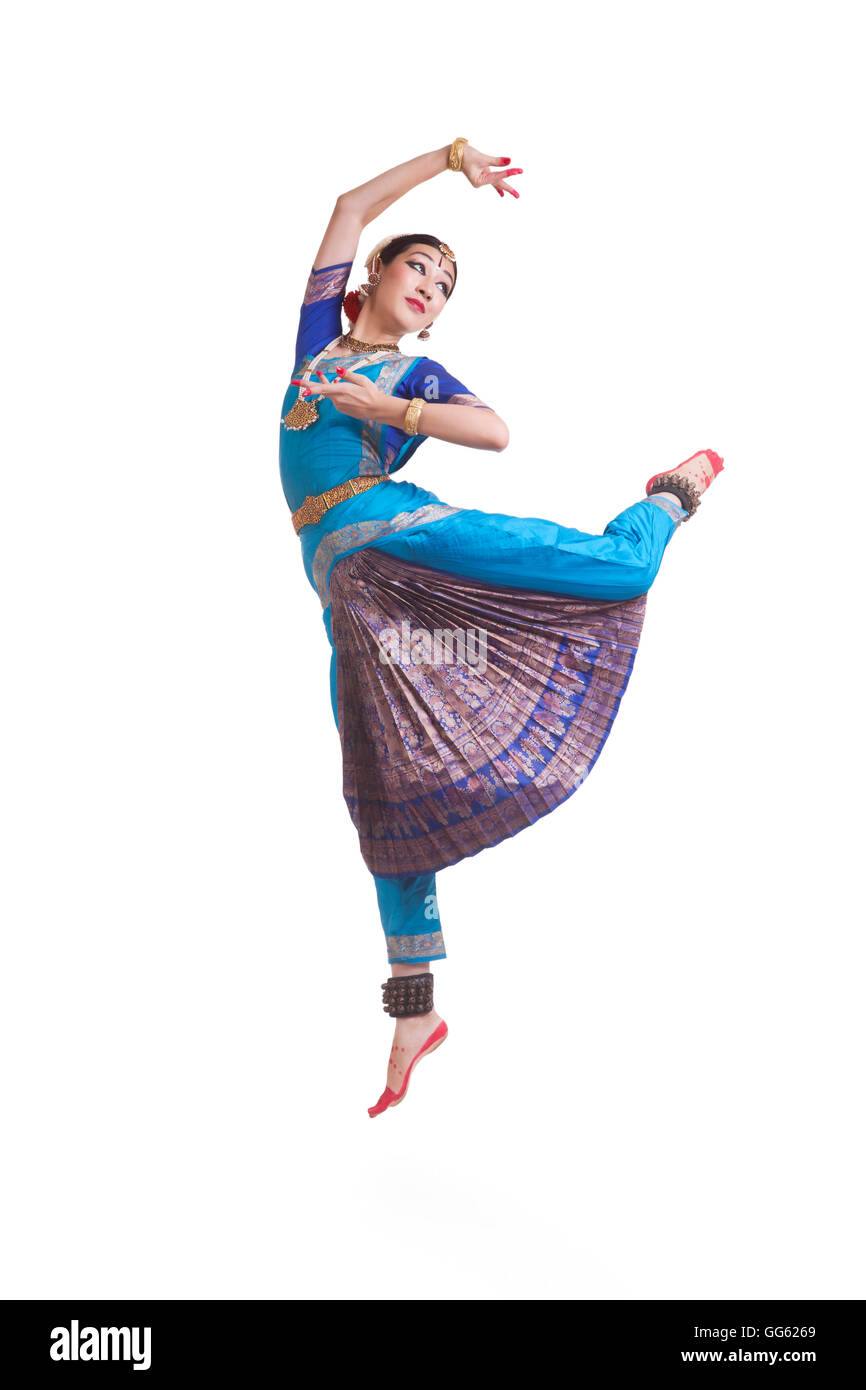 Per tutta la lunghezza della ballerina di eseguire Bharatanatyam contro uno sfondo bianco Foto Stock