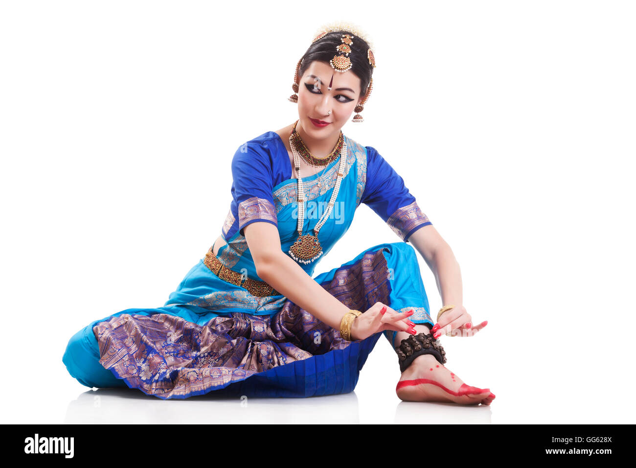 Bellissima ballerina di eseguire Bharatanatyam contro uno sfondo bianco Foto Stock