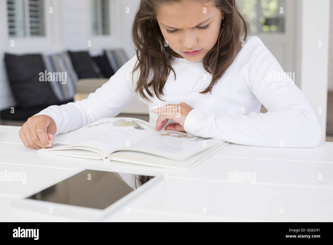 Close-up di una lettura della ragazza prenota at home Foto Stock