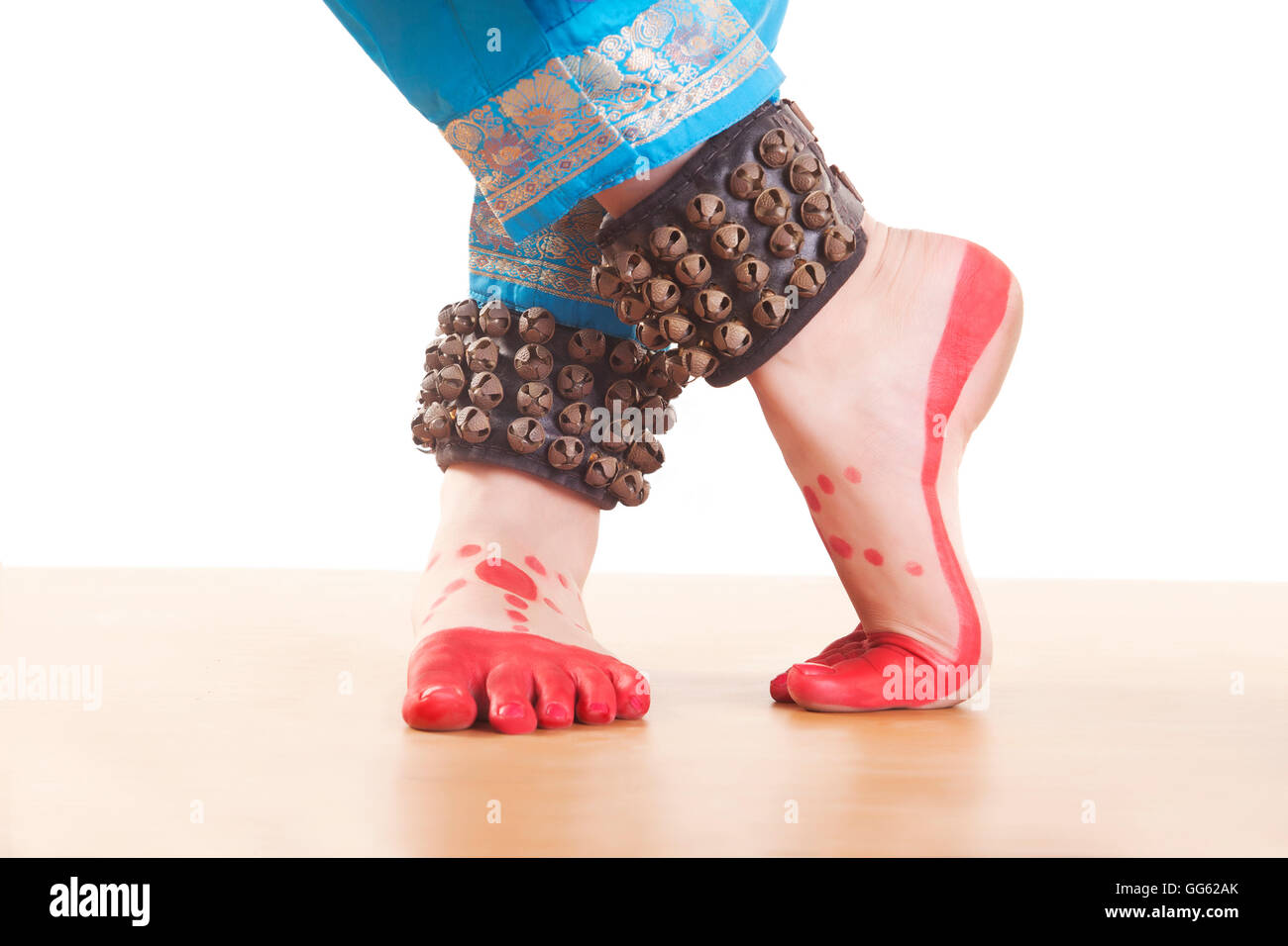 Tradizionale ballerino piedi eseguendo Bharatanatyam contro uno sfondo bianco Foto Stock