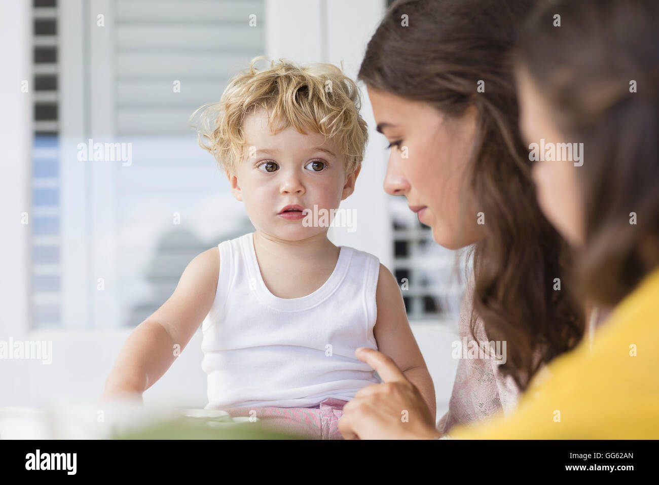 Madre e figli a parlare a casa Foto Stock