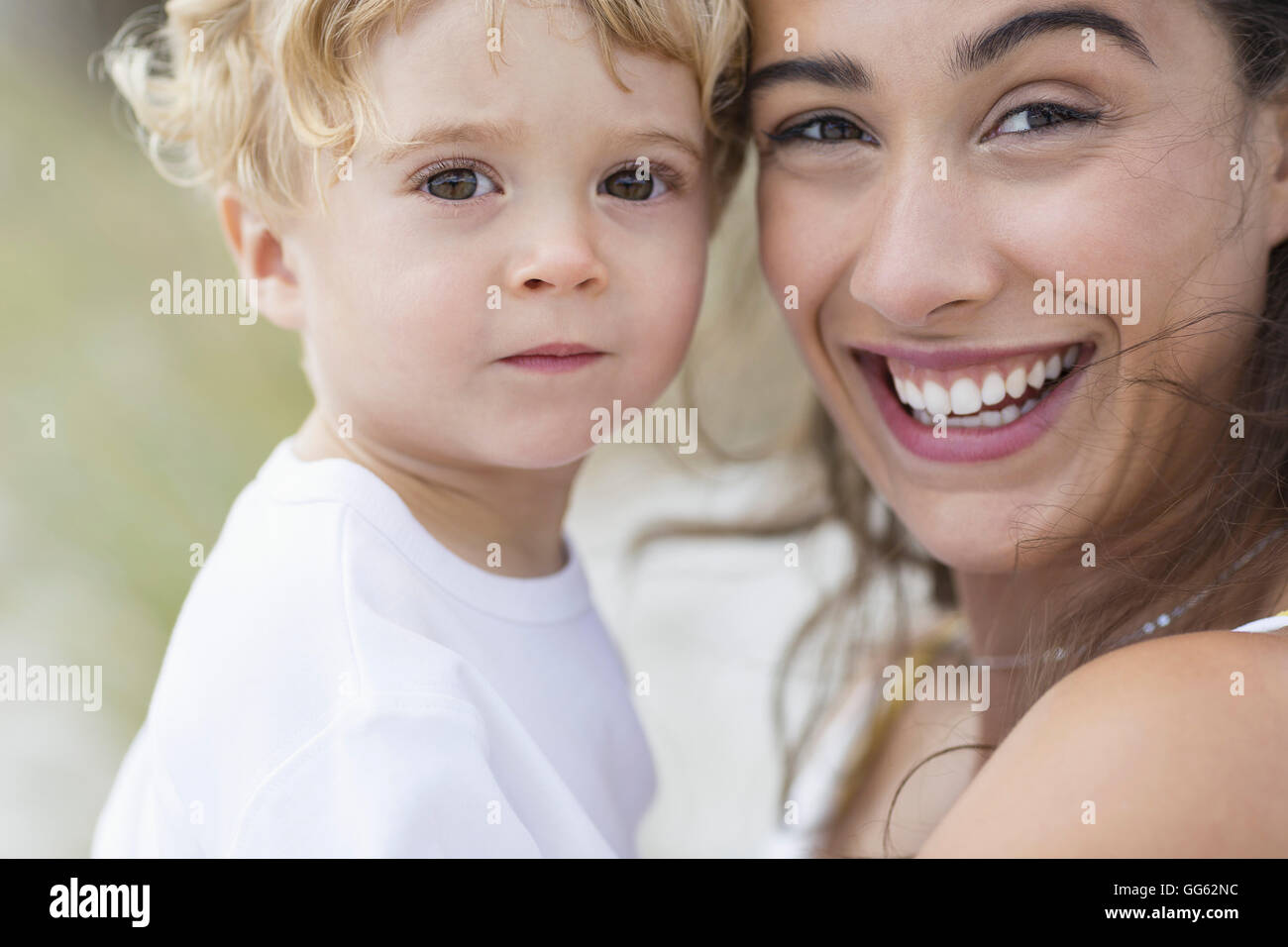 Ritratto di una donna felice che porta il suo figlio Foto Stock