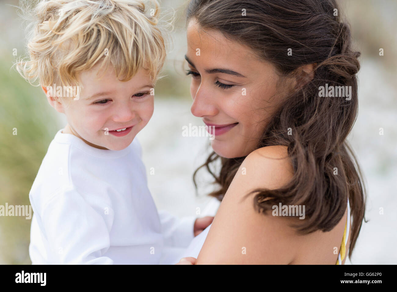 Close-up di una donna amorevole con suo figlio Foto Stock