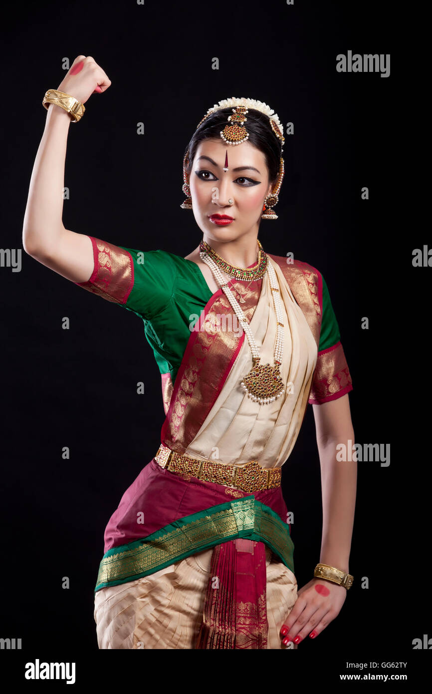 Danzatrice Bharatanatyam muscolo di flessione su sfondo nero Foto Stock