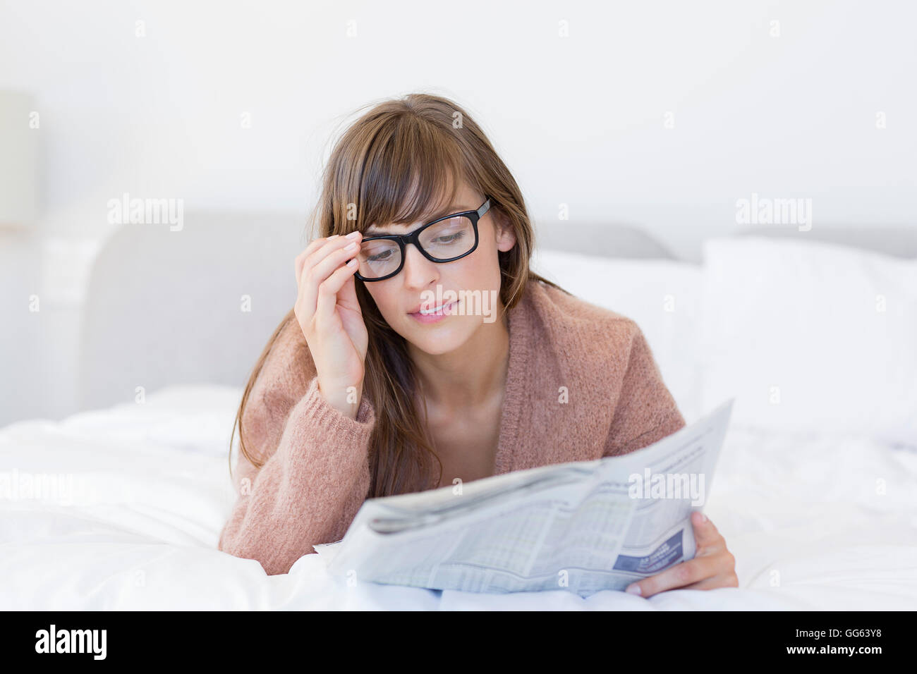 Close-up di bella donna leggendo un giornale Foto Stock