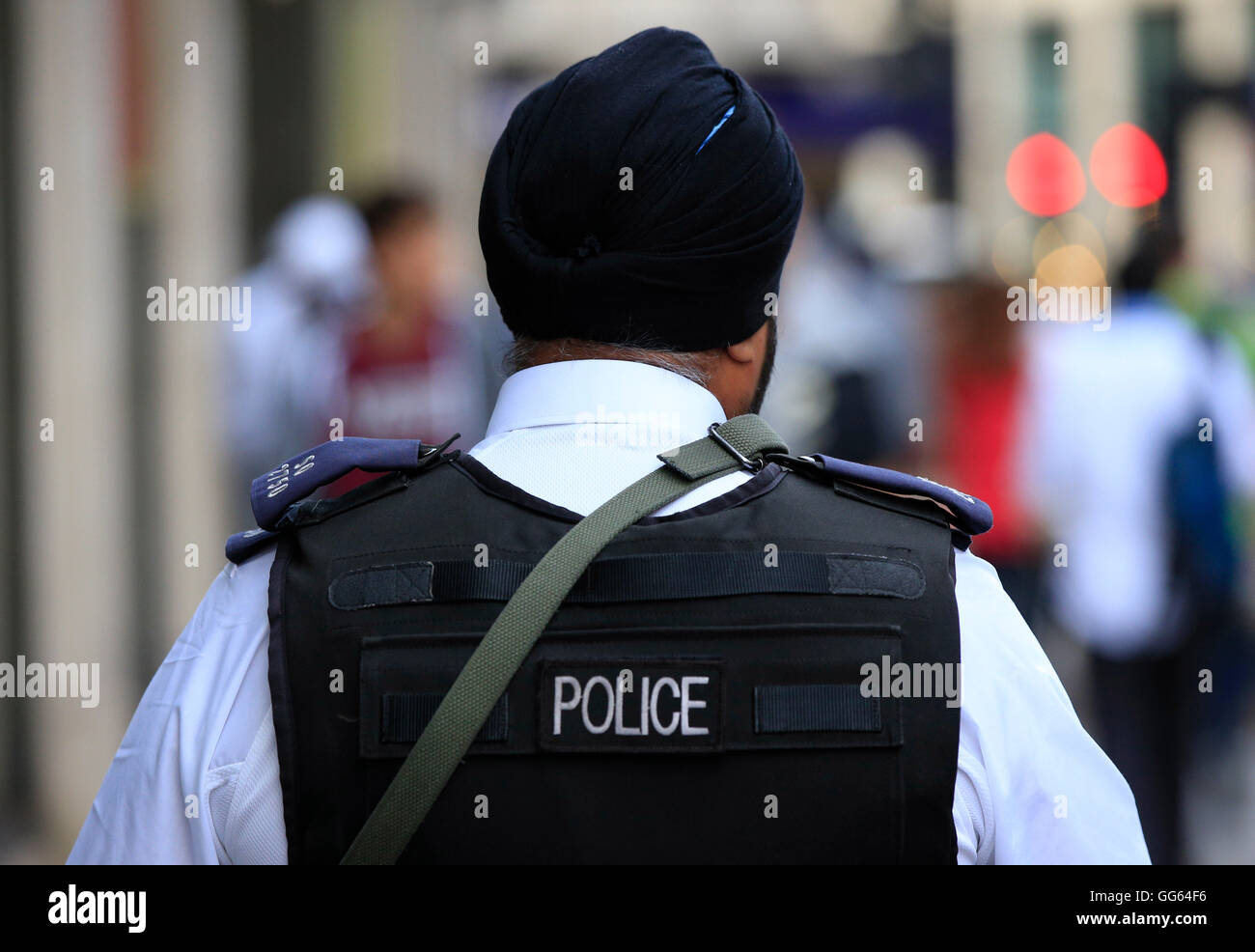 Un Sikh armati funzionario di polizia pattuglia come parte di una operazione di sicurezza vicino alla giunzione di Knightsbridge e Hyde Park Corner, Londra, come Scotland Yard ha annunciato che il primo di 600 ulteriori ufficiali armati sono stati addestrati e operativamente pronto e ha svelato i piani per mettere più tiratori sul servizio pubblico di pattuglia. Foto Stock