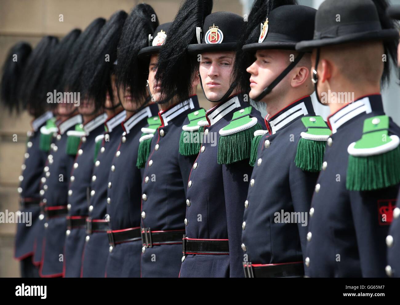 I membri del team di perforazione da Sua Maestà il Re guardia della Norvegia line up durante una prova per questo anno la Royal Edinburgh Tattoo militare a Redford caserma di cavalleria di Edimburgo. Foto Stock