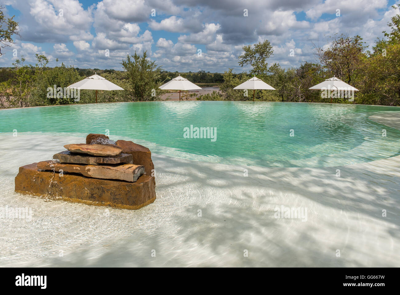 Piscina presso l'Azura Selous Safari Lodge in Tanzania Foto Stock