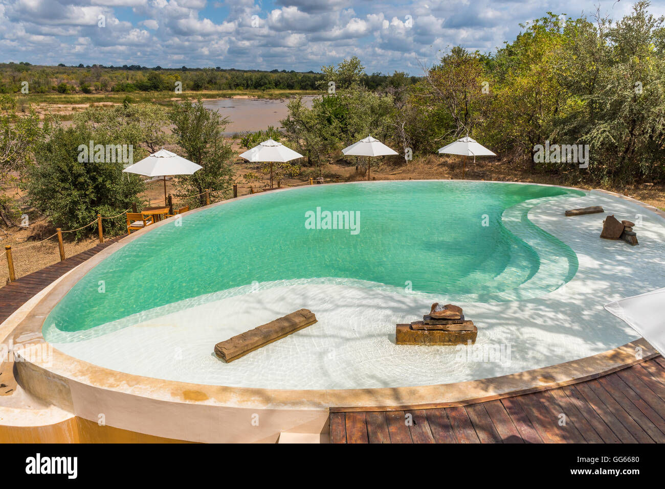 Piscina presso l'Azura Selous Safari Lodge in Tanzania Foto Stock
