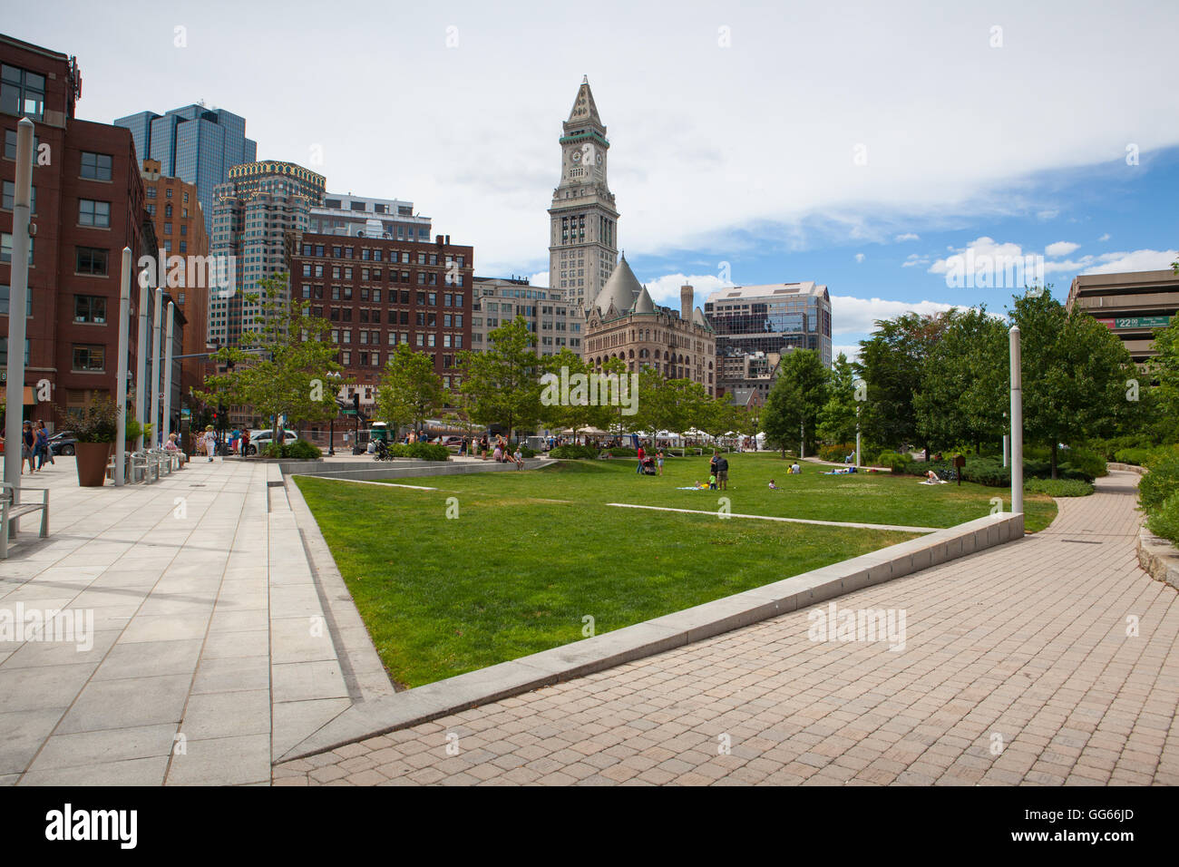 BOSTON, MASSACHUSETTS, STATI UNITI D'AMERICA - luglio 2,2016: North End parchi delle Rose Kennedy Greenway hanno ricollegato Boston. Foto Stock