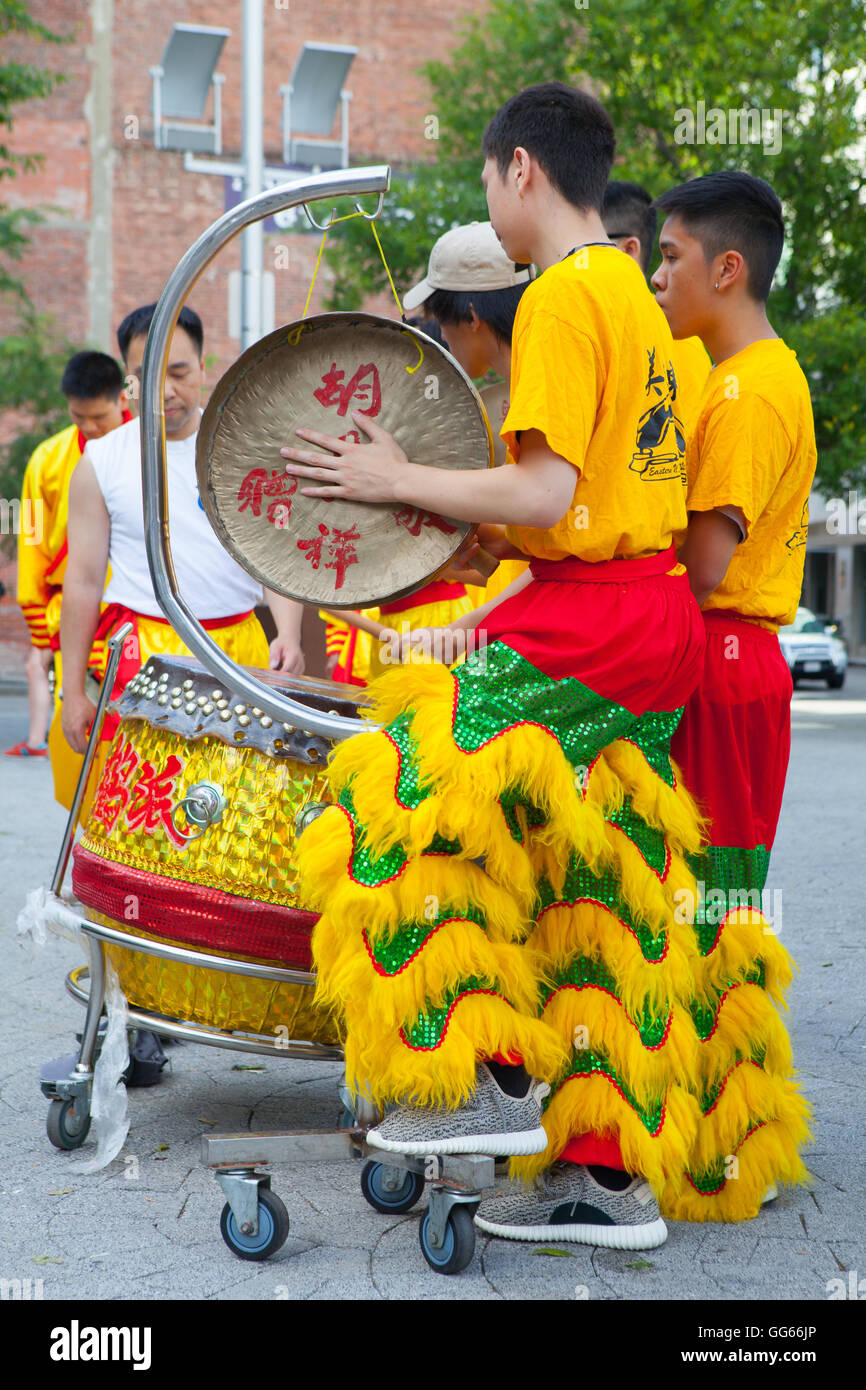 BOSTON, Stati Uniti d'America - 2 Luglio 2, 2016: Dragon Dance - esecutori con il costume di dragon.China Town a Boston è l'unica superstite histori Foto Stock