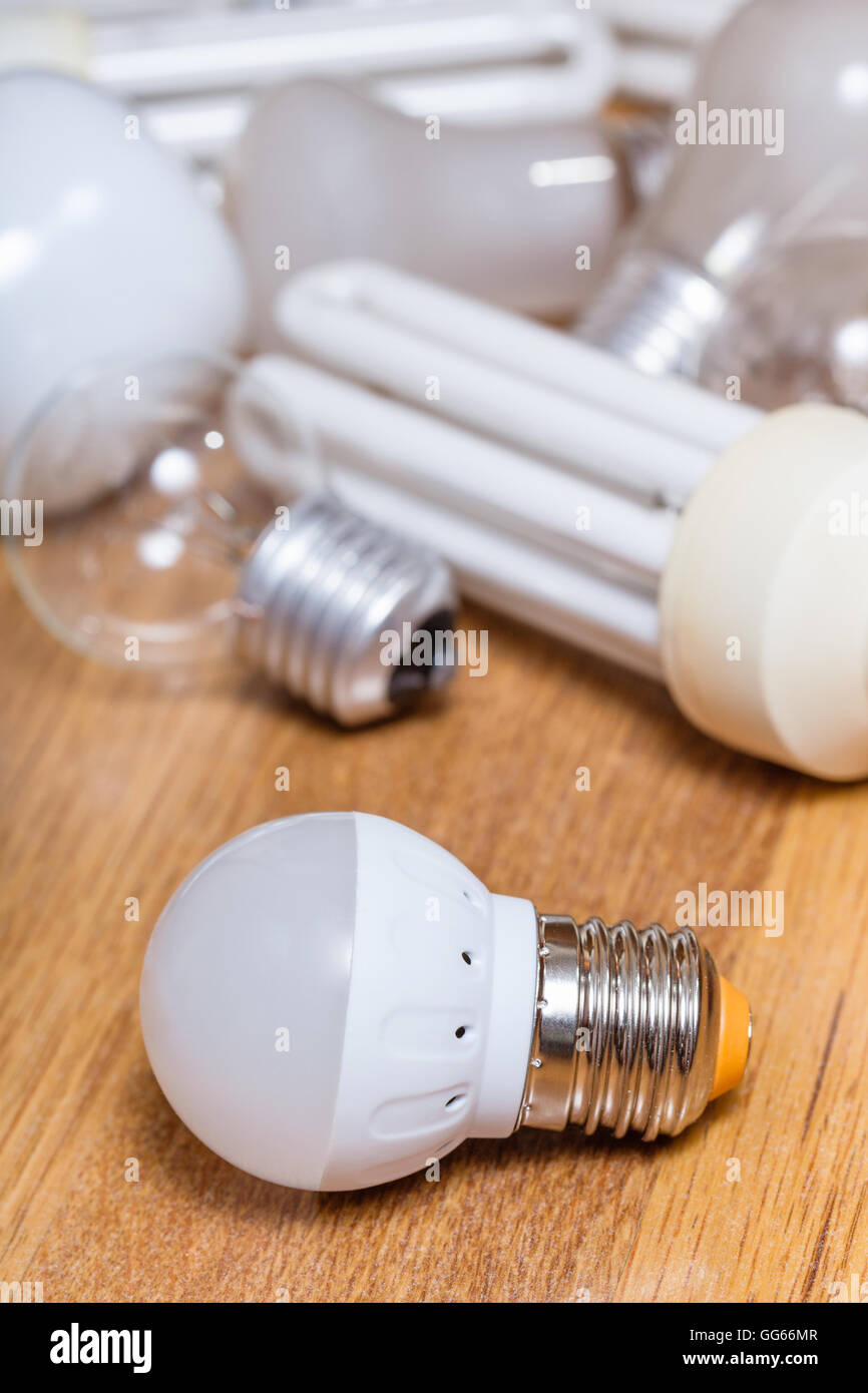 Risparmio energetico lampada a LED e pila di vecchie lampadine