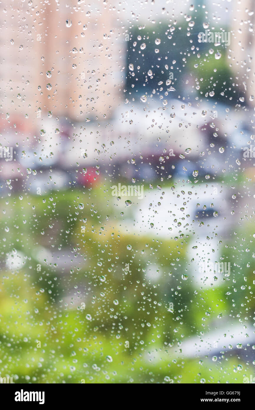 Gocce di pioggia sulla finestra e sfocata cityscape sullo sfondo Foto Stock