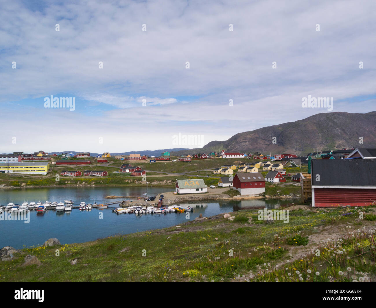 Vista sul fiordo Tunulliarfik promontorio a Narsaq Storia Museo edifici con ormeggiate barche da pesca Groenlandia meridionale su una graziosa luglio giornata d'estate Foto Stock