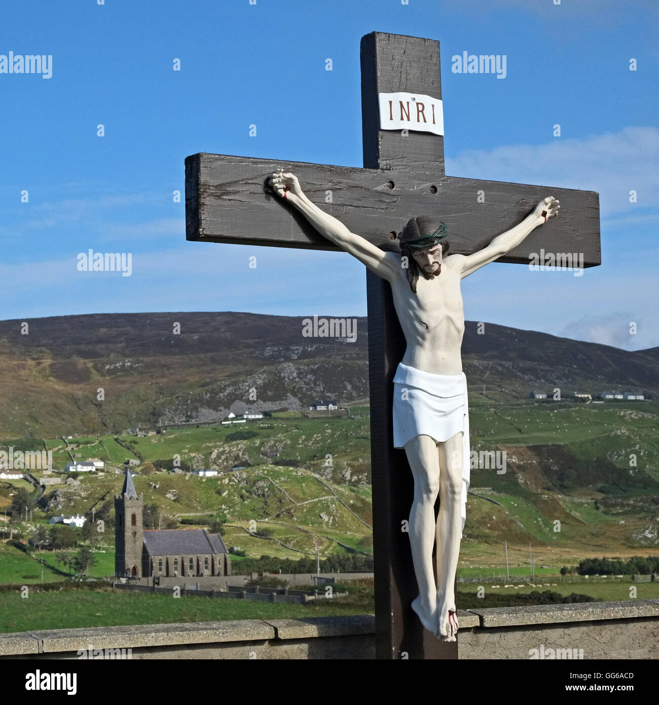 Crocifisso e Chiesa di Irlanda, Glencolmcille, Donegal. Foto Stock