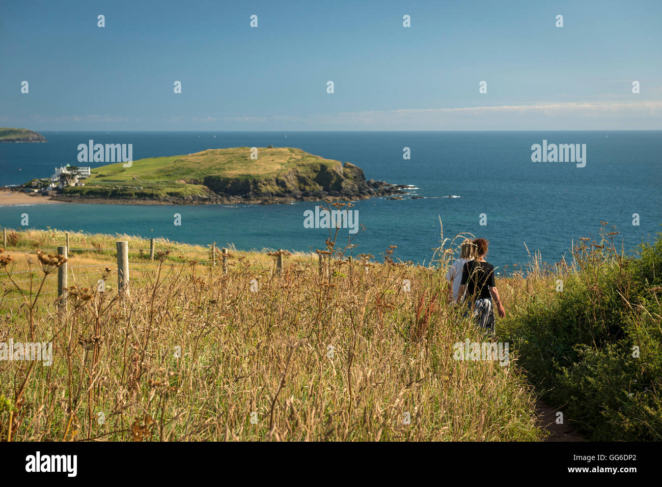 Walkers sulla scogliera che si affaccia Burgh Island, Sud prosciutti, Devon, Regno Unito Foto Stock