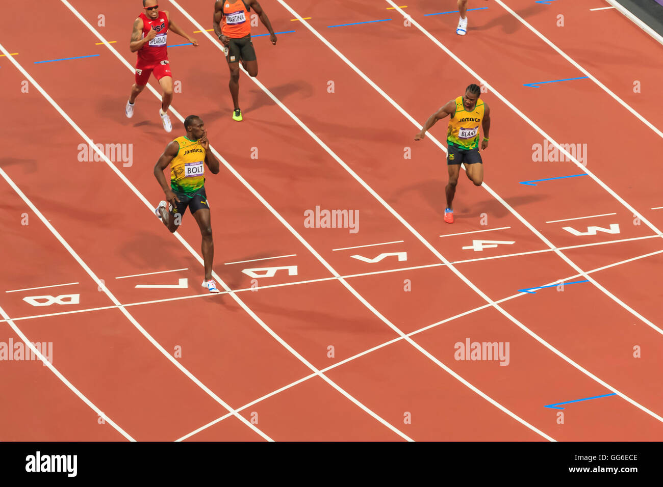Usain Bolt che incrocia la linea con il dito per labbra, guarda Yohan Blake, Uomini 200m Finale, Londra 2012, Giochi Olimpici di Londra, Regno Unito Foto Stock