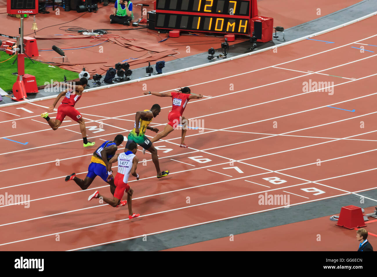 Aries Merritt, Stati Uniti, attraversa la linea di arrivo, gli Uomini 110m Hurdles Finale, Stadium, Londra 2012, Giochi Olimpici di Londra, Regno Unito Foto Stock