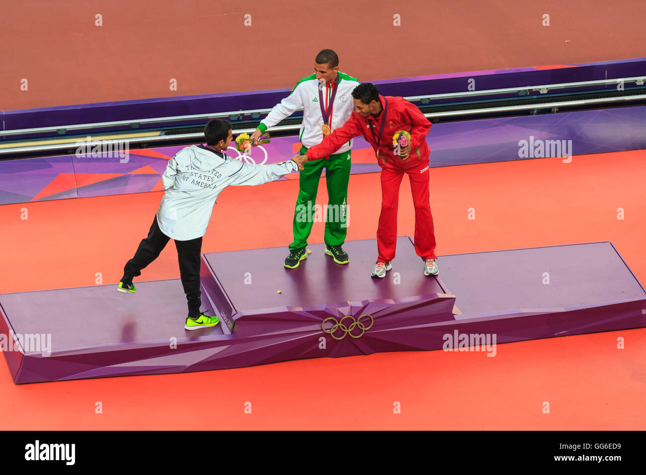 Cerimonia di vittoria di Uomini 1500m, medalists agitare le mani, Londra 2012, giochi olimpici estivi di Londra, Inghilterra, Regno Unito Foto Stock